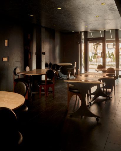 Restaurant in New York with communal table