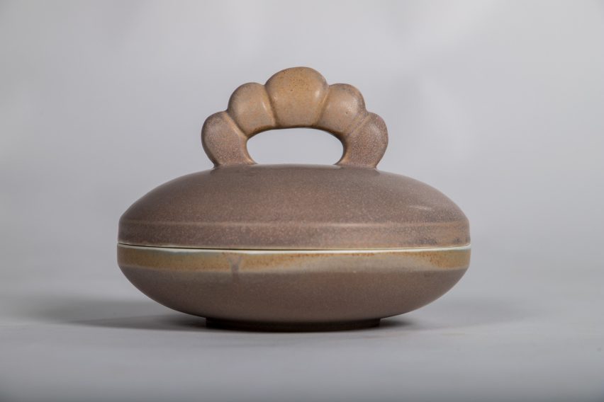 Olmo ceramic jar by Tiina Sihvonen