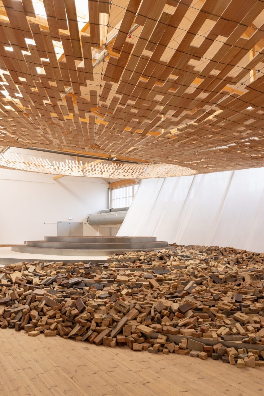 Wooden ceiling installation Earth / Tree
