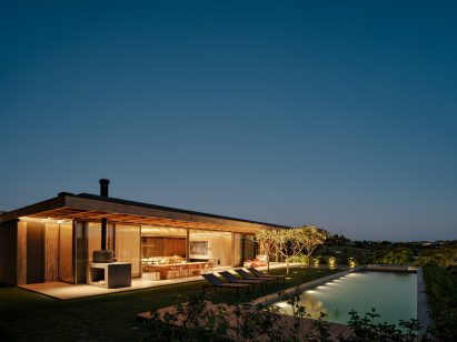 External terrace at Brazilian home by Sabella Arquitetura