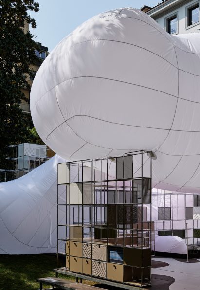 Inflated arm resting on a USM shelf