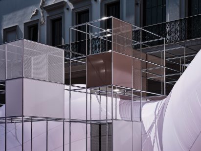 Inflatable pushing through USM shelving