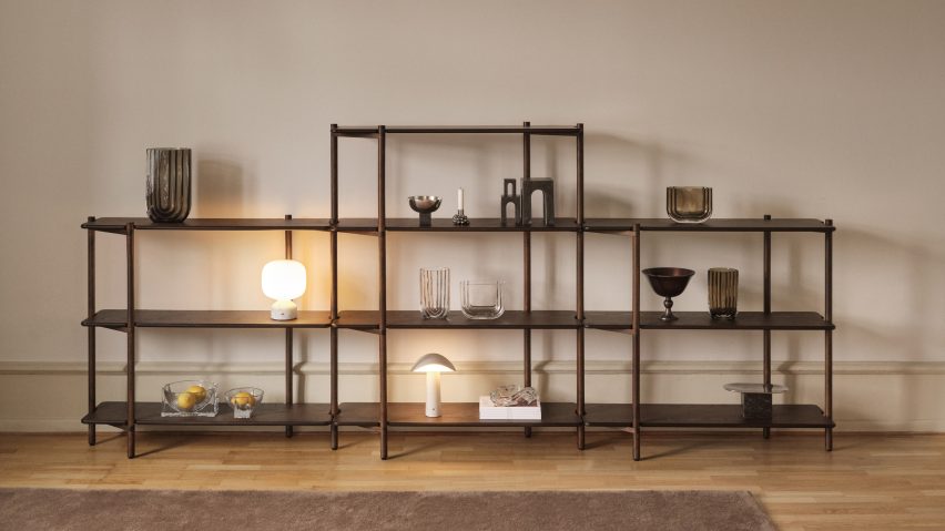 Display of products on modular shelf unit