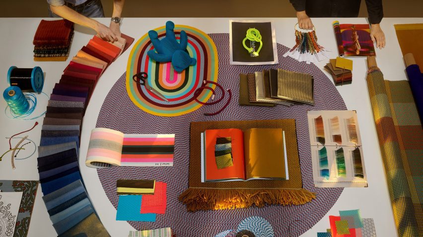 Display of textile samples and accessories