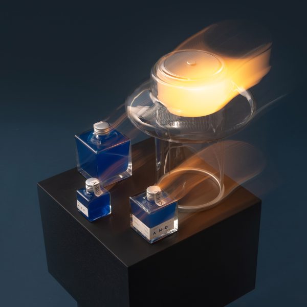 Photo blue liquid in glass bottled on a table