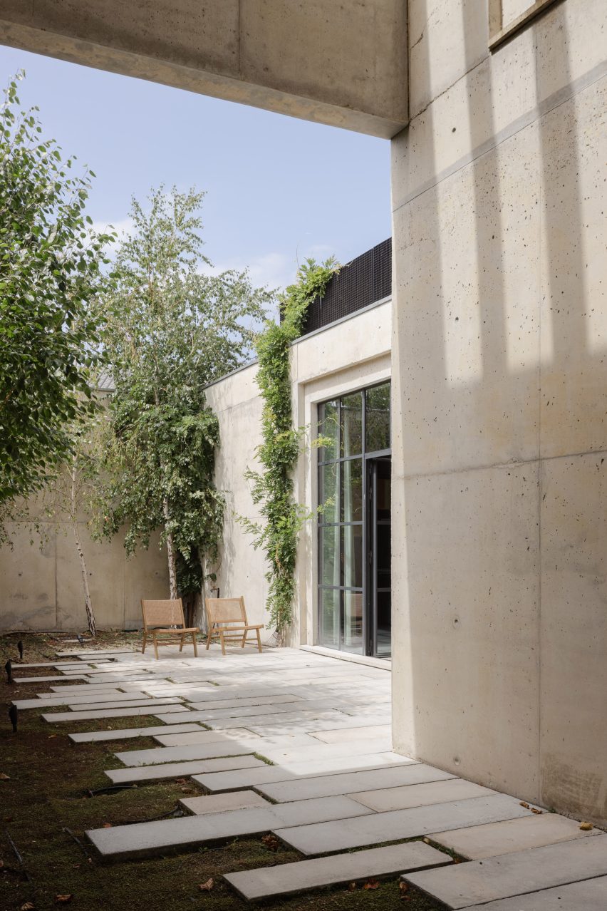 Agramonte House by António Bessa Cruz Architects