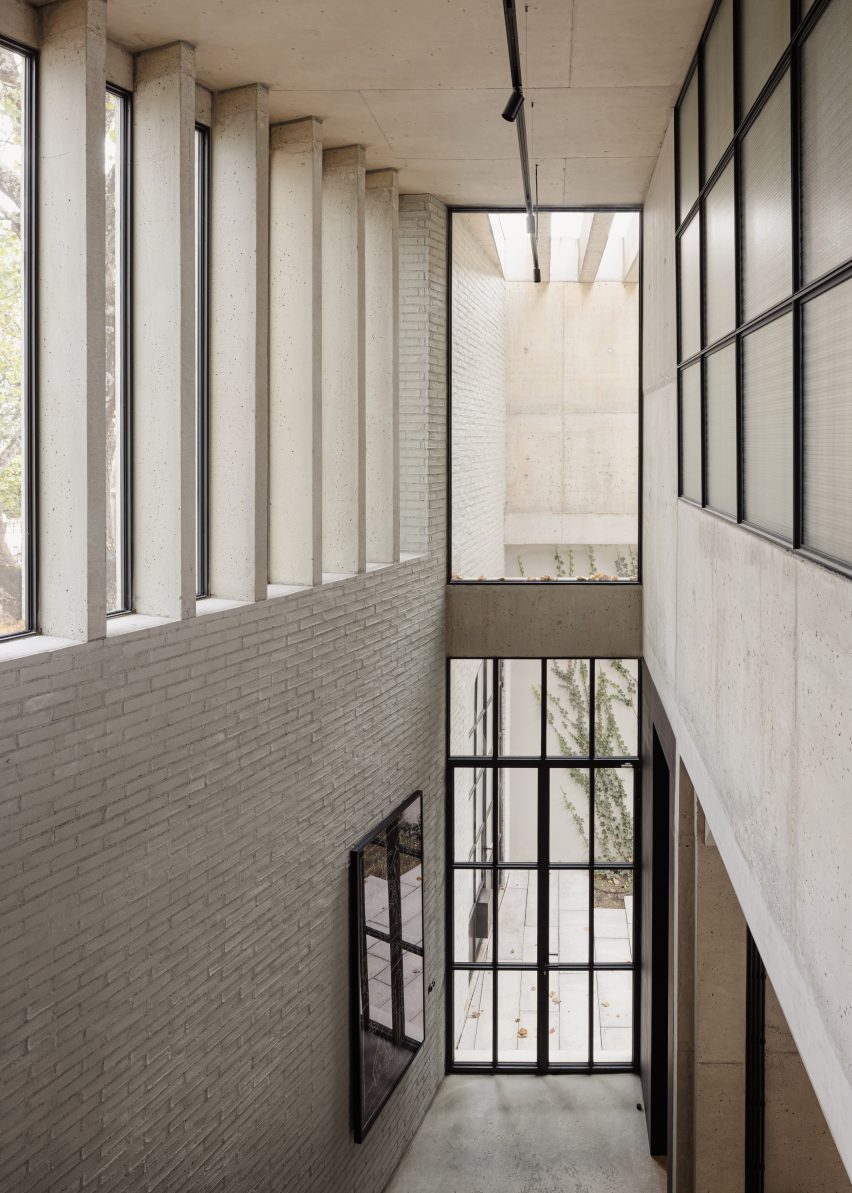 Agramonte House by António Bessa Cruz Architects