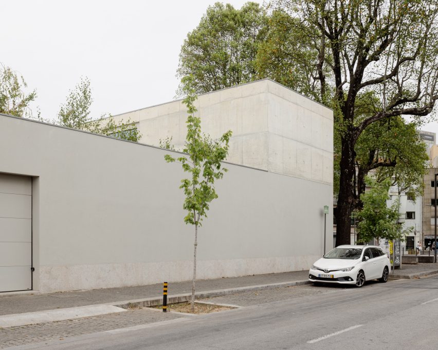 Agramonte House by António Bessa Cruz Architects