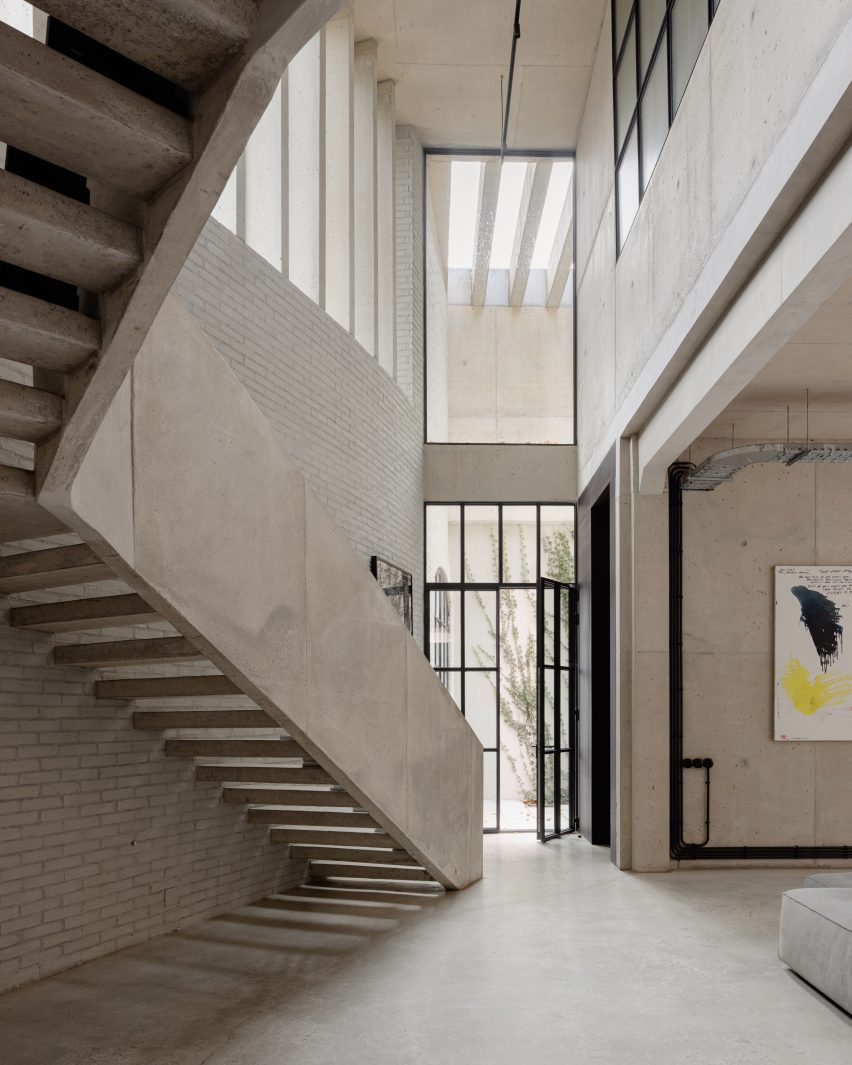 Agramonte House by António Bessa Cruz Architects