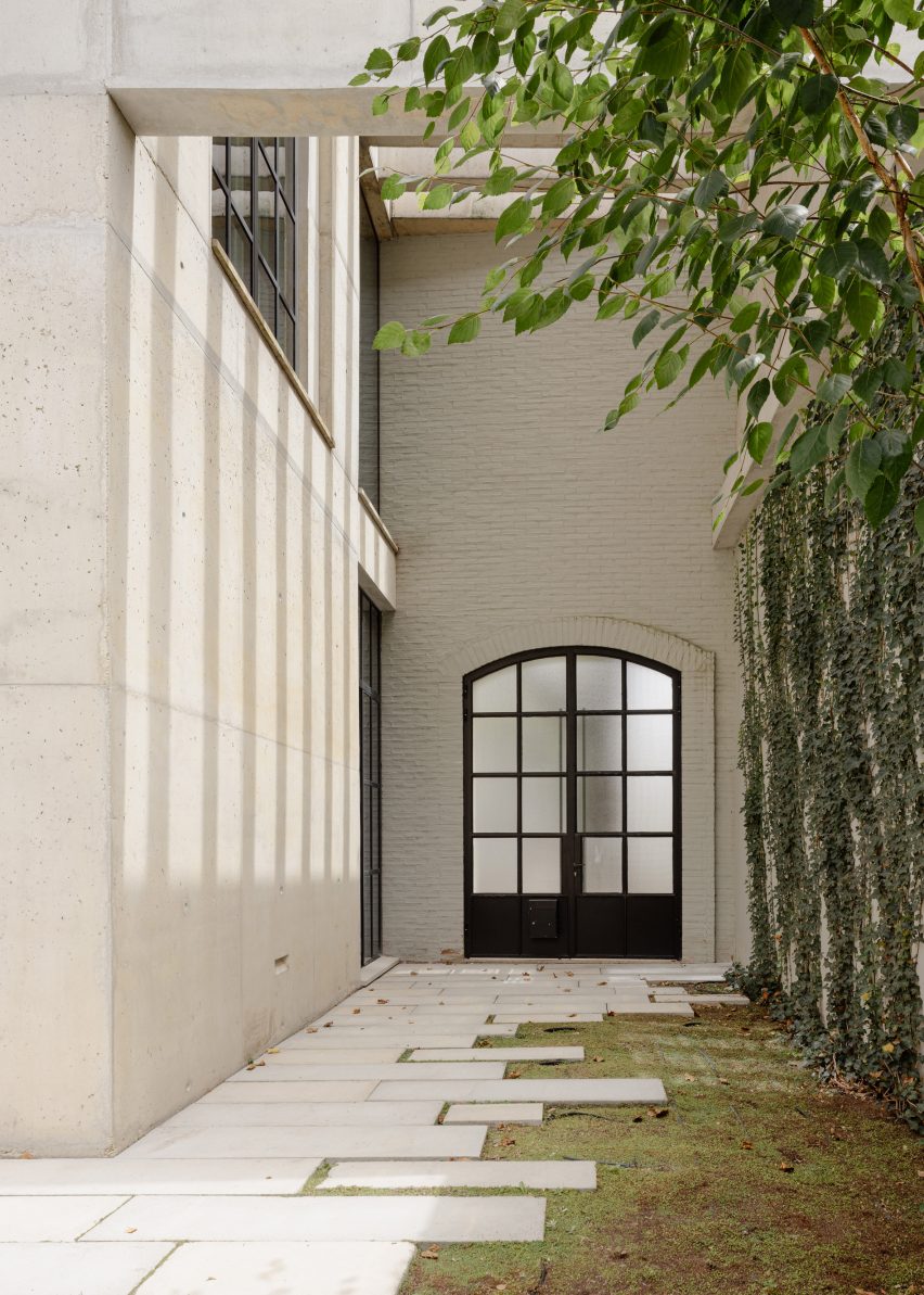 Agramonte House by António Bessa Cruz Architects