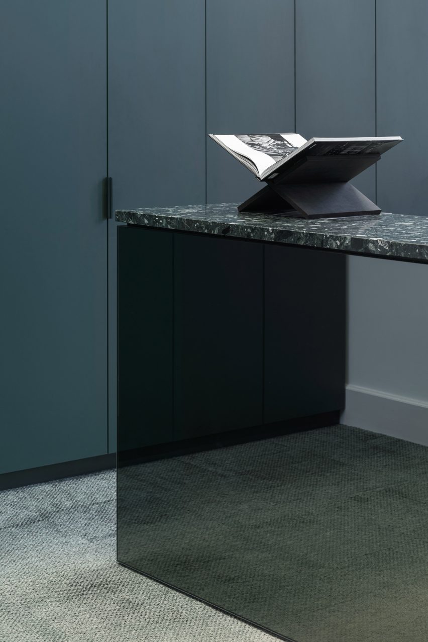 Courthouse Building H Utrecht by i29 and DP6 black reception desk