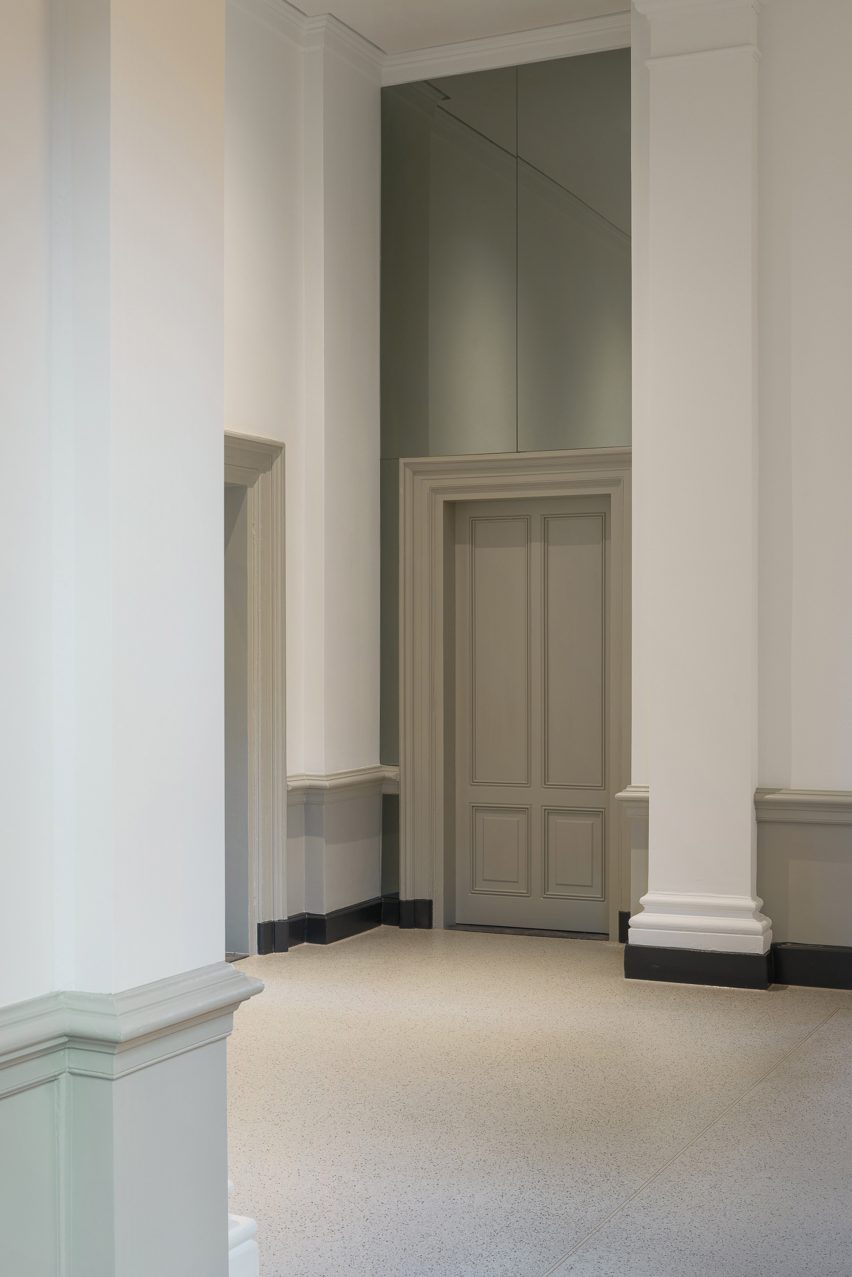Courthouse Building H Utrecht by i29 and DP6 grey doorway