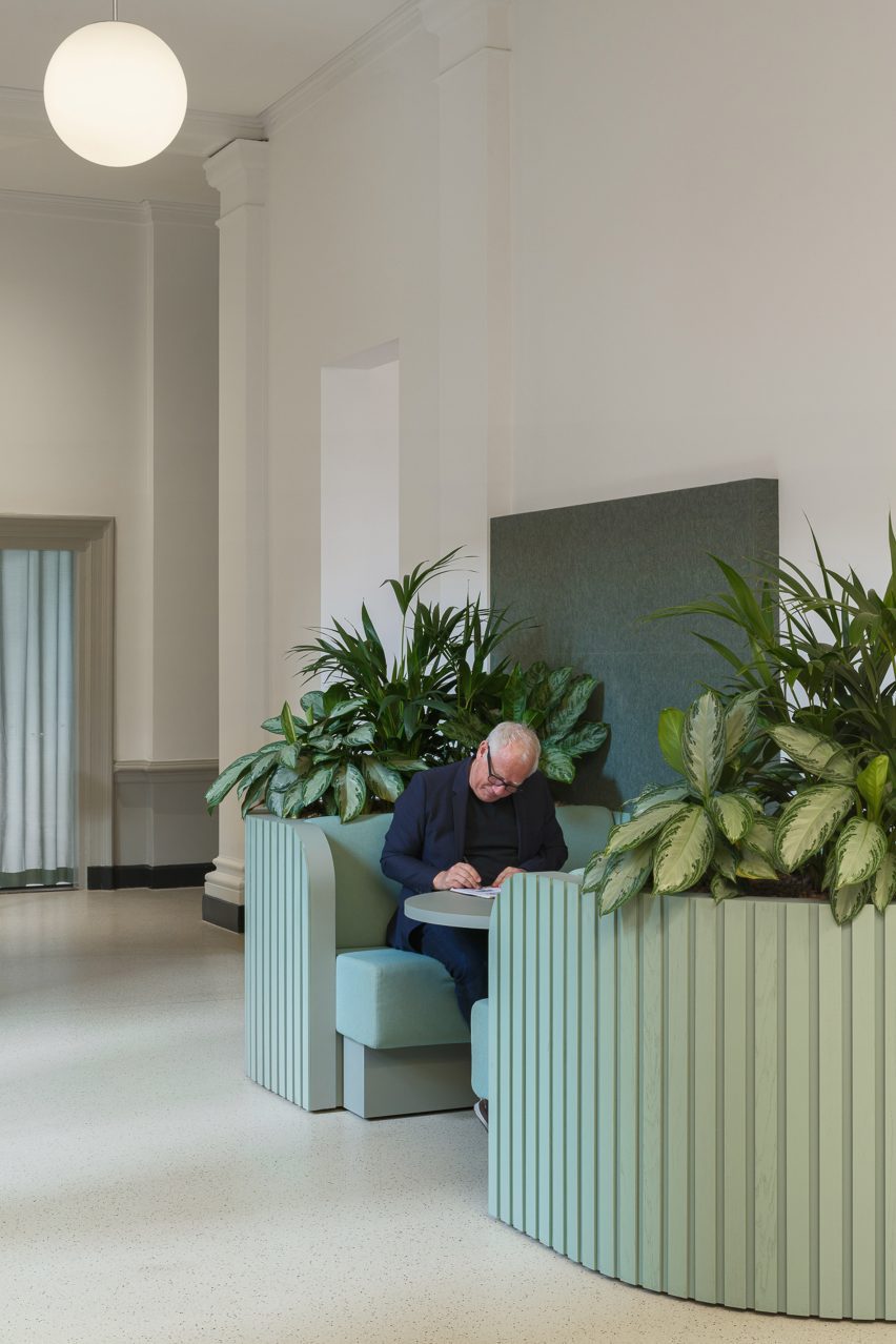 Courthouse Building H Utrecht by i29 and DP6 seating area