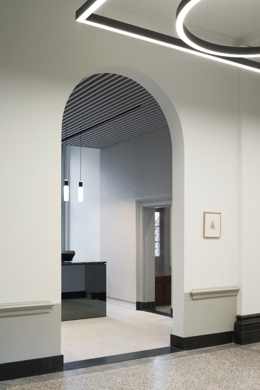 Courthouse Building H Utrecht by i29 and DP6 reception desk