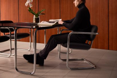 SOM chairs with table