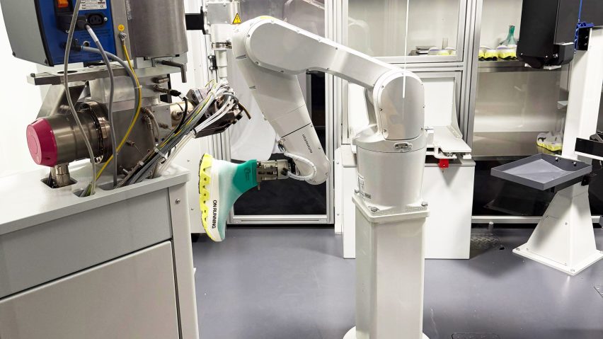 On trainer spraying robot