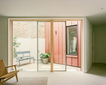 Pocket courtyard at a home in Edinburgh