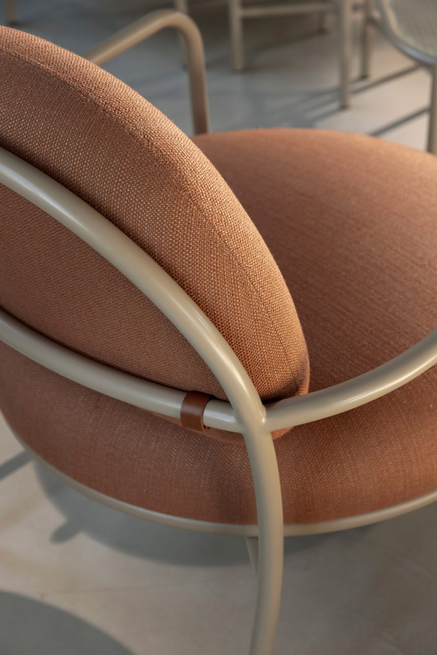 Rise armchair by Parla