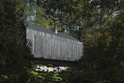 Front view of Czech log cabin by Mimosa Architects
