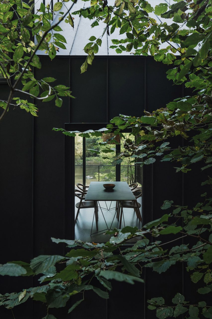 Log cabin by Mimosa Architects