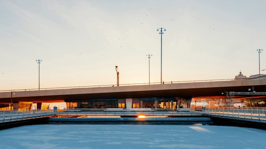 Slussporten restaurant under bridge