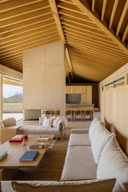Living room with a sandy material palette 