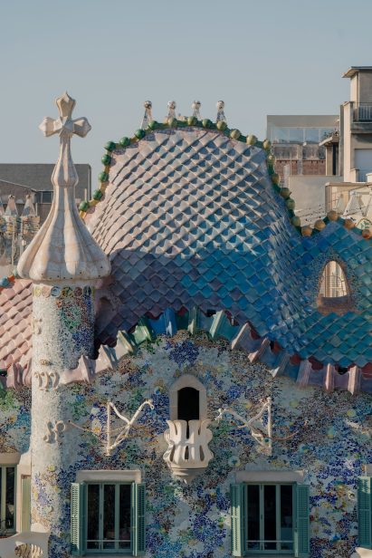 Roof of Casa Batlló with green tiles