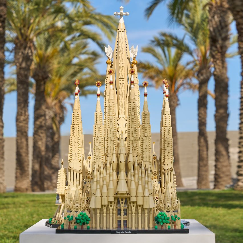 Sagrada Familia Lego set