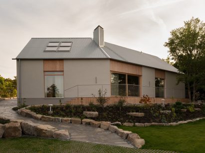 Exterior view of holiday home by Note Design Studio