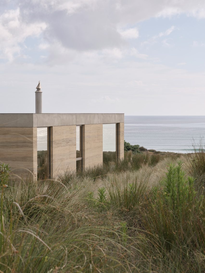 Double Courtyard House by Roberts Gray Architects