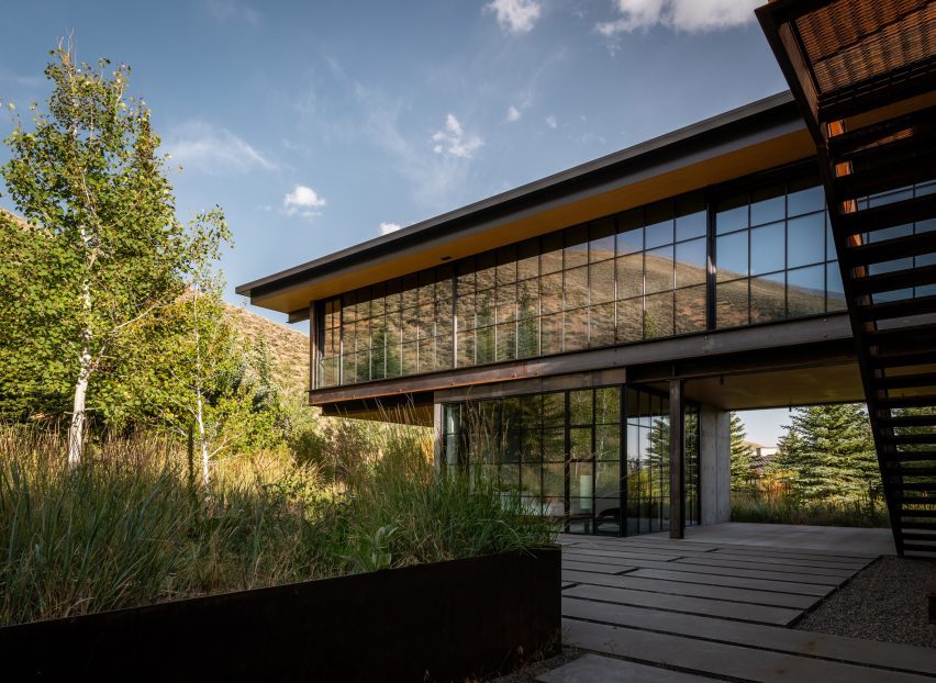 House with retractable roof