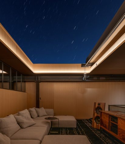 House with retractable roof