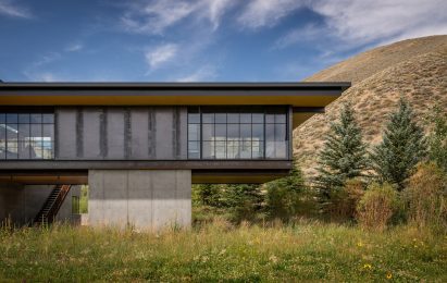 House with retractable roof