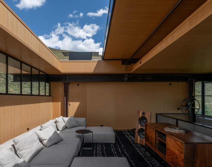 House with retractable roof