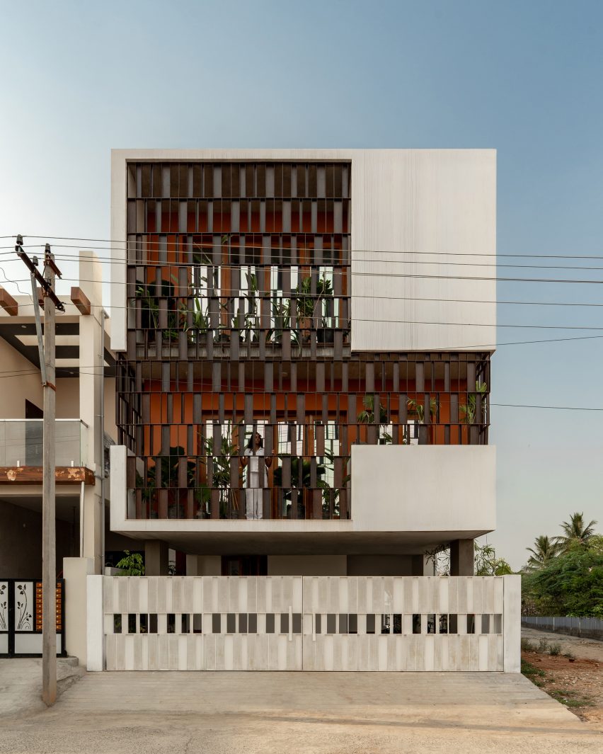 Splitscape Residence by SpaceDNA facade