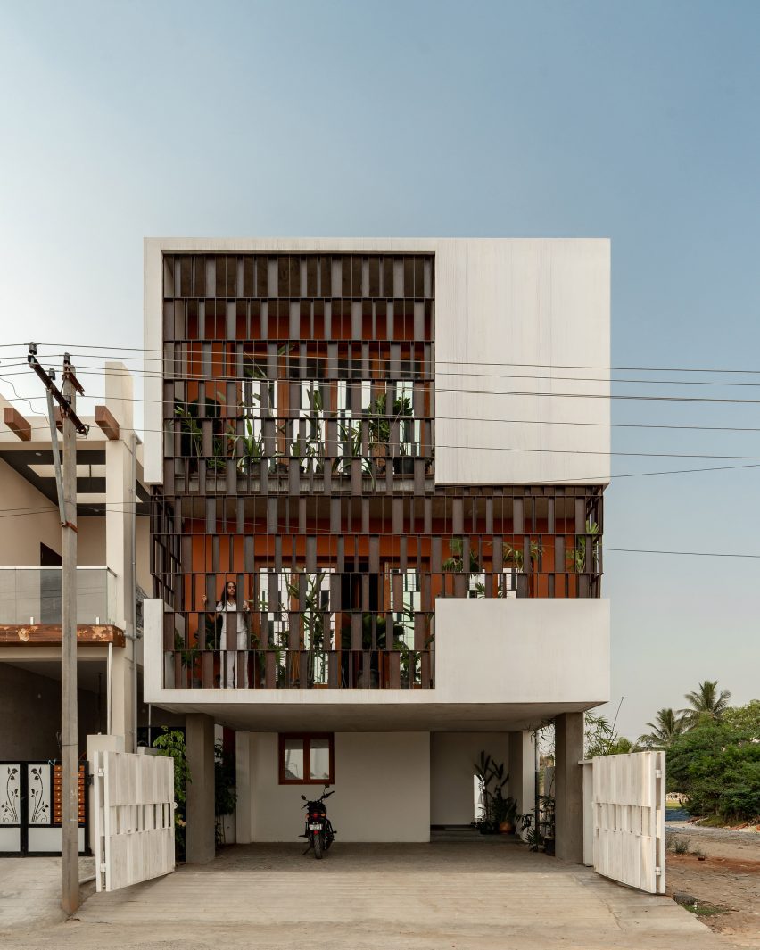 Splitscape Residence by SpaceDNA house facade
