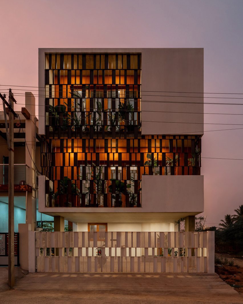 Splitscape Residence by SpaceDNA facade