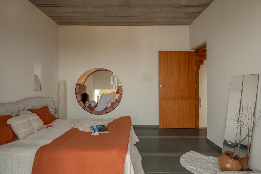Splitscape Residence by SpaceDNA master bedroom