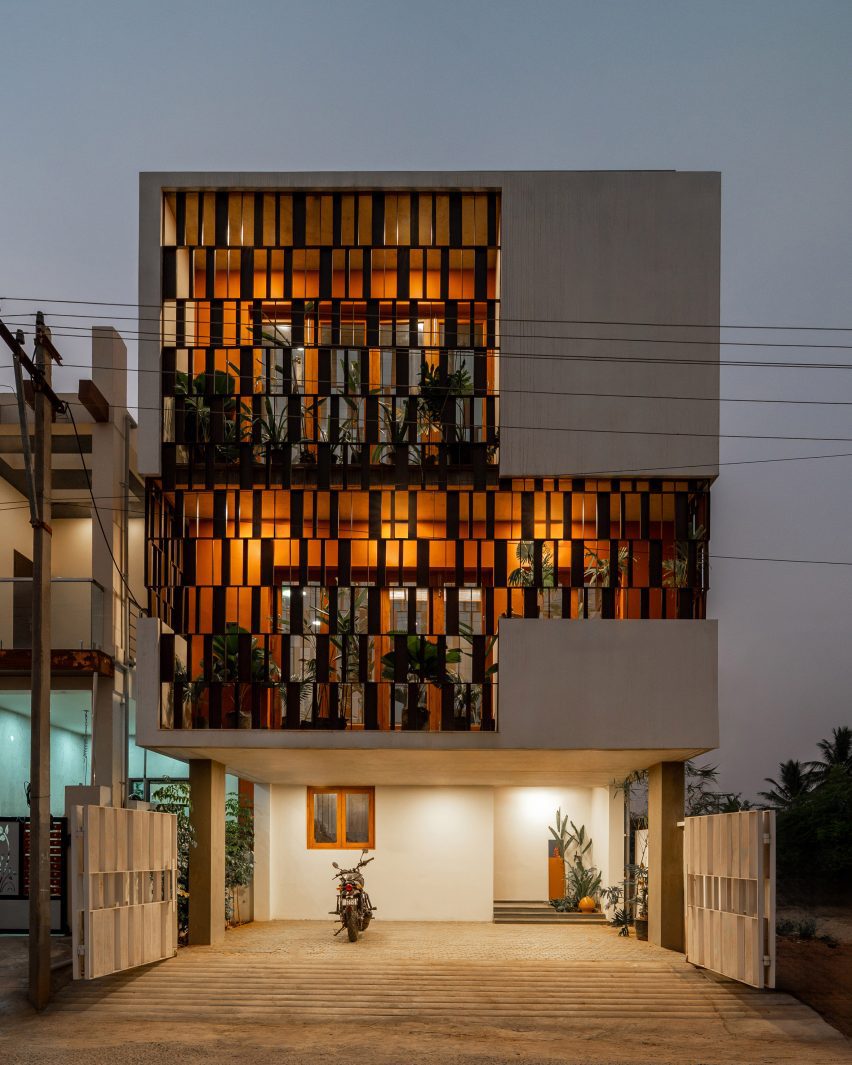 Splitscape Residence by SpaceDNA facade