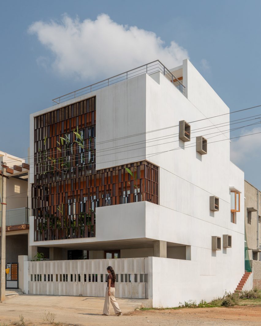 Splitscape Residence by SpaceDNA facade
