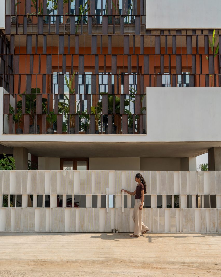 Splitscape Residence by SpaceDNA perforated screen