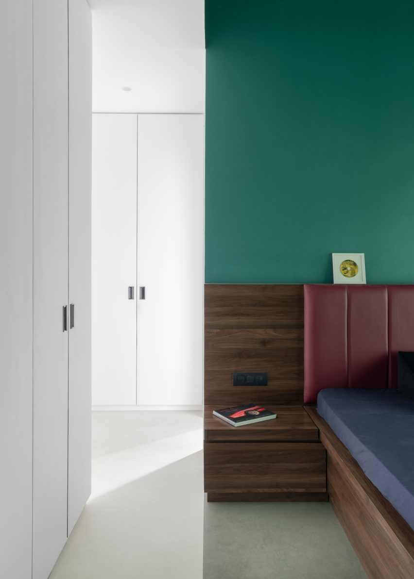 Bedrooms in Mumbai home by Neel Buddhadev are different