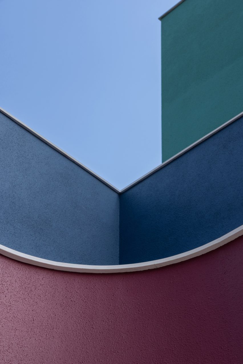 Mumbai home by Neel Buddhadev with curved walls and bright colours