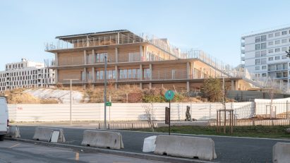 Side view of the school showing stepped floors, terraces and outdoor circulation routes