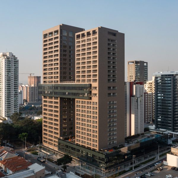 São Paulo skyscrapers by Königsberger Vannucchi linked by glass skybridge