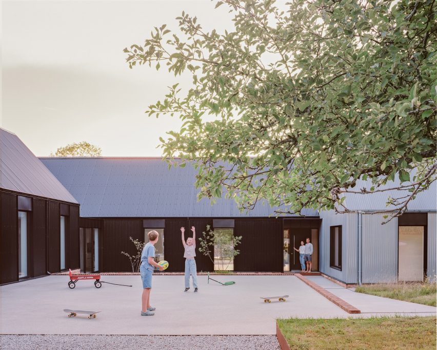 House in a Clearing by TaylorHare Architects