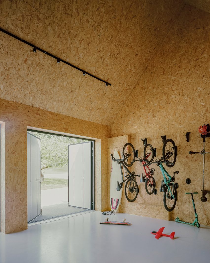House in a Clearing by TaylorHare Architects