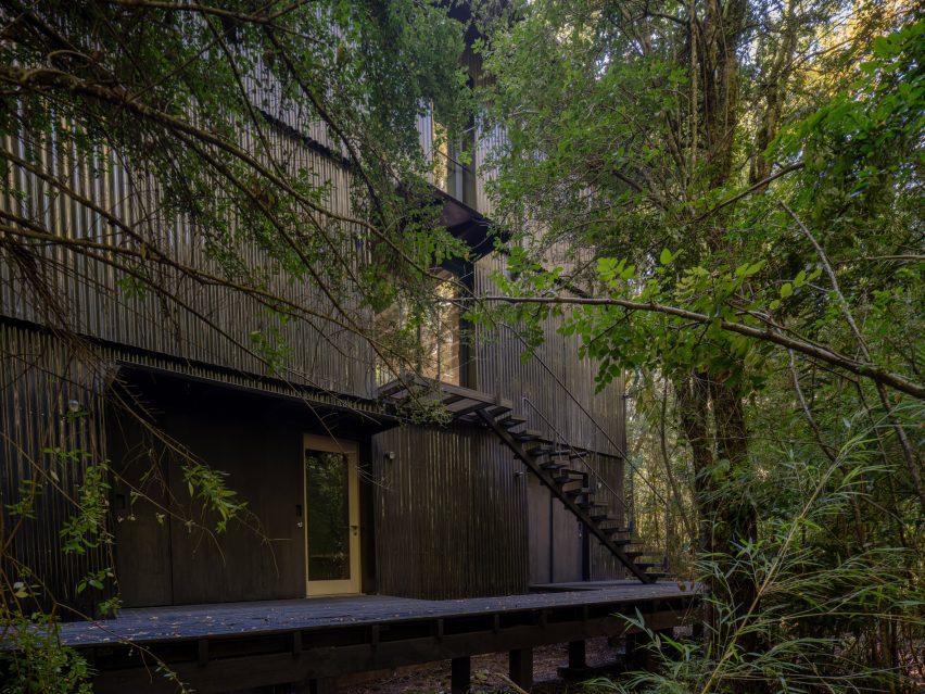 Iragüen Viñuela Arquitectos House by Fuy River mass timber