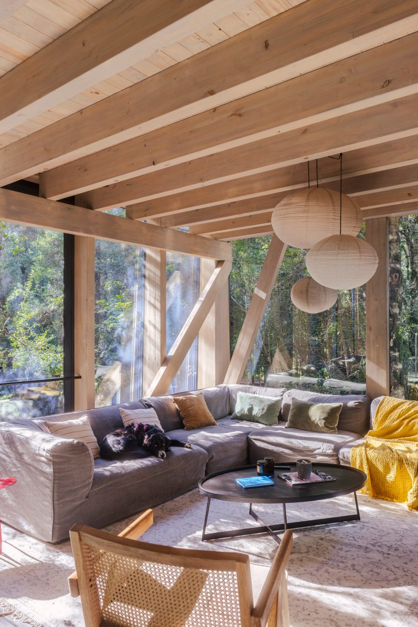 Iragüen Viñuela Arquitectos House by Fuy River mass timber