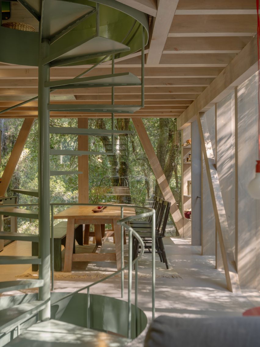 Iragüen Viñuela Arquitectos House by Fuy River mass timber